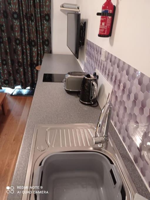 Avalon Studio. Comfy Well Equipped Cosy Studio. 阿维莫尔 外观 照片